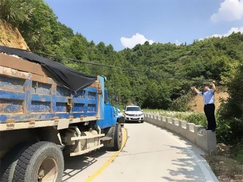民警用雙手托出安全通道 珠江電纜提醒：電纜垂落需及時(shí)排障
