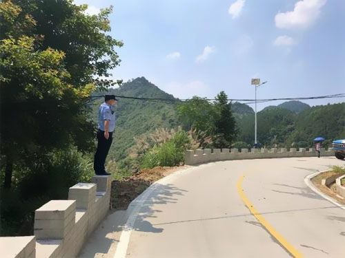 民警用雙手托出安全通道 珠江電纜提醒：電纜垂落需及時(shí)排障